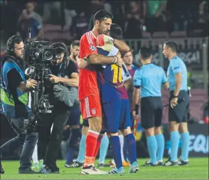  ?? FOTO: PEP MORATA ?? Buffon y Messi se abrazan tras el Barça-Juventus Leo había marcado dos goles a Gigi