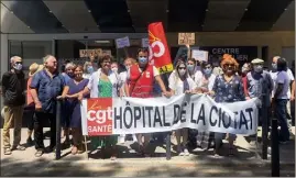  ?? (Photo L. H.) ?? Le personnel du centre hospitalie­r s’était réuni hier après-midi devant l’entrée de l’hôpital pour le mouvement national « Mardi de la colère ».