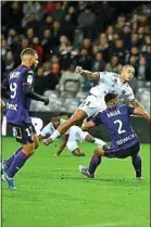  ??  ?? Gonçalves et Amian ne peuvent que constater les dégâts devant Depay.