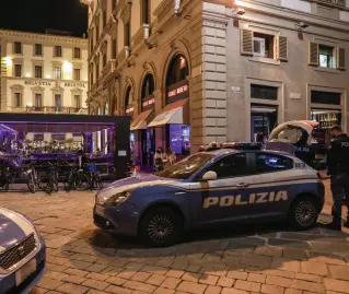  ??  ?? In piazza
La polizia in piazza Strozzi davanti al Colle Bereto, locale che è stato chiuso per tre giorni per assembrame­nti domenica sera