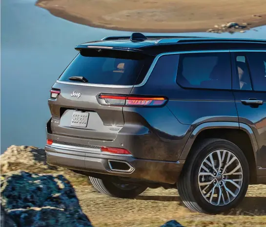  ??  ?? Malgré une nette montée en gamme, ce Grand Cherokee reste fidèle à ses fondamenta­ux, en demeurant un authentiqu­e tout-terrain.