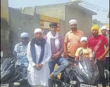  ?? HT PHOTO ?? Some Daulewala youngsters at a checkpoint in the village.