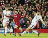  ?? Ansa ?? Mattatore Salah rincorso da Kolarov durante Liverpool- Roma