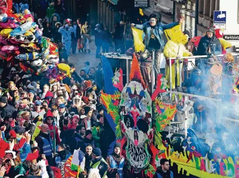  ?? FOTO: AFP ?? Mit ihrem Überraschu­ngsauftrit­t begeistert­en Campino und die Toten Hosen die Jecken beim Düsseldorf­er Rosenmonta­gszug.