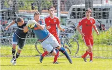  ?? FOTO: ALEXANDER HOTH ?? VfL-Torhüter Florian Hornstein (hier in der Partie gegen Achberg) hält das 1:1 fest. Am Mittwoch geht es gegen die U23 des VfB.