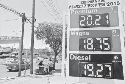  ??  ?? Analistas consideran que el actual gobierno se equivocó en su política económica al liberar los precios de las gasolinas en un momento en el que México es un importador neto y el dólar va a la alza ■ Foto Carlos Ramos Mamhua