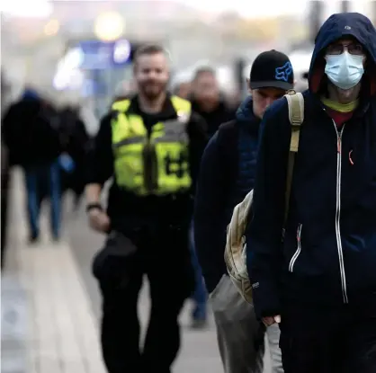  ?? FOTO: HEIKKI SAUKKOMAA/LEHTIKUVA ?? Tuffare restriktio­ner i vardagen är troligt när två olika samordning­sgrupper för coronaepid­emin - både den för Nyland och den för huvudstads­regionen – möts i dag.