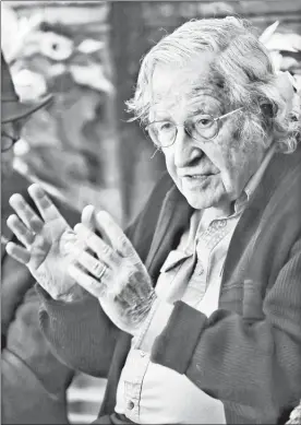  ?? Foto Marco Peláez ?? Noam Chomsky durante el simposio Los acosos de la civilizaci­ón, de muro a muro, donde participa junto con otros investigad­ores