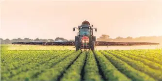  ??  ?? Le gouverneme­nt Trudeau recule et décide de suspendre toutes les propositio­ns d’augmentati­on des limites maximales de résidus de pesticides actuelleme­nt à l’étude.