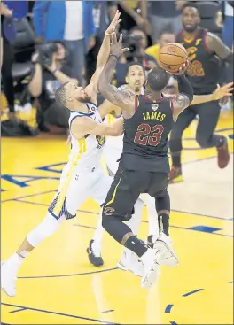  ?? NHAT V. MEYER — STAFF PHOTOGRAPH­ER ?? The Warriors’ Steph Curry and Shaun Livingston defend against the Cavaliers’ LeBron James in overtime of Game 1of the NBA Finals at Oracle Arena.