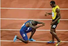  ?? Foto: dpa ?? Ehrliche Geste oder nur Show? Weltmeiste­r Justin Gatlin verneigt sich vor Usain Bolt, dem größten Sprinter aller Zeiten, den er soeben besiegt hat.