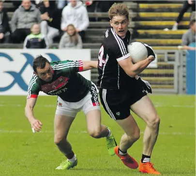  ??  ?? PROVINCIAL DUEL: Castleconn­or’s Kevin McDonnell gets away from Keith Higgins during the 2017 Connacht GAA Senior Football Championsh­ip quarter-final between Sligo and Mayo at MacHale Park, Castlebar.