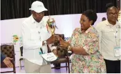  ?? ?? Environmen­t and Tourism patron First Lady Dr Auxillia Mnangagwa hands over the Expo overall winners’ trophy and plaque to the African Sun representa­tive during the official opening of the Sanganai/Hlanganani World Tourism Expo in Bulawayo on Friday