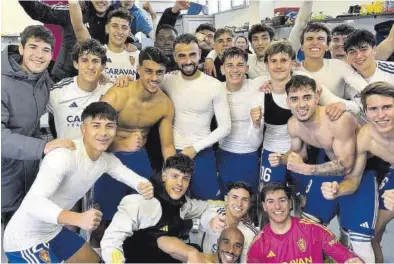  ?? REAL ZARAGOZA ?? Los jugadores del Deportivo Aragón celebran el triunfo ante la Real C en el vestuario.