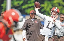  ?? Ron Schwane / Associated Press ?? Former Texans quarterbac­k Brock Osweiler (17) has drawn solid reviews from Browns coach Hue Jackson, rear, early into his tenure with Cleveland.