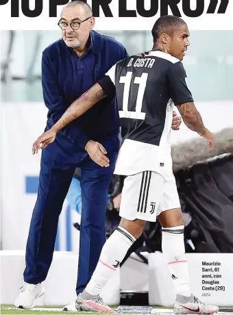  ?? ANSA ?? Maurizio Sarri, 61 anni, con Douglas Costa (29)