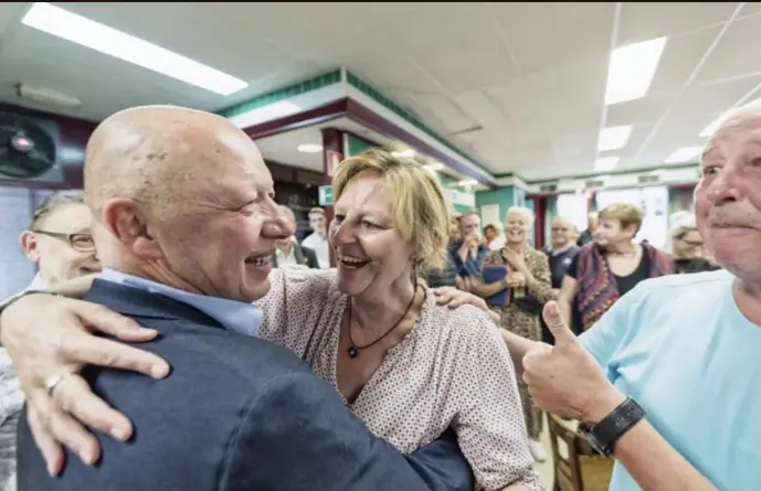  ??  ?? Hans Bonte kon met een gerust gemoed zijn overwinnin­g vieren.