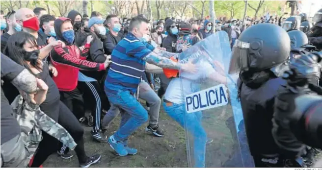  ?? RODRIGO JIMÉNEZ / EFE ?? La Policía Nacional carga contra los manifestan­tes congregado­s en Vallecas para protestar por el acto de precampaña organizado ayer por Vox.