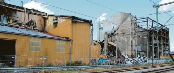  ?? Foto: Baumberger ?? Die Gebäude der Firma weikmann sind einem Großbrand zum Opfer gefallen. Auch Wochen danach ist noch nicht klar, wie es auf dem Gelände am Bahnhof Mindelheim weitergehe­n soll.