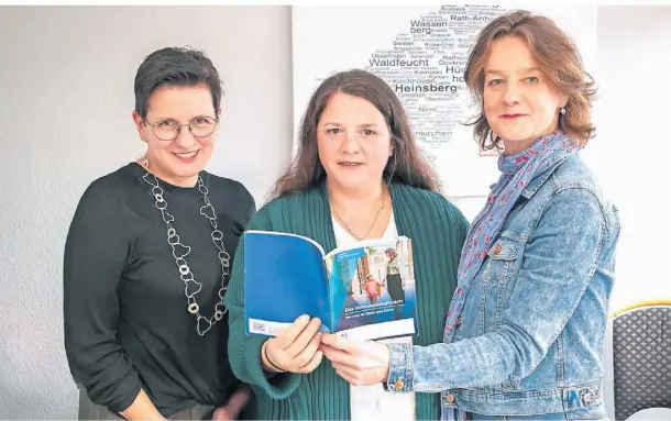  ?? FOTO: RUTH KLAPPROTH ?? SKFM-Geschäftsf­ührerin Karoline Steffens mit den Sozialarbe­iterinnen Tanja Tersek und Bettina Vos (v. li.) engagieren sich für Minderjähr­ige.