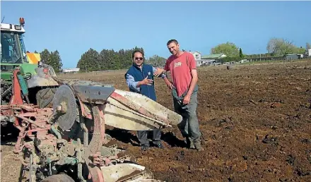  ??  ?? Bala Tikkisetty and Ohaupo dairy farmer Bob Rigter discuss the issues around cultivatio­n.