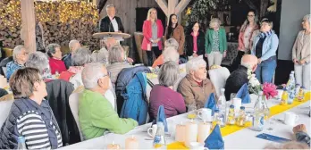  ?? FOTO: JOACHIM LENK ?? Beim Seniorenna­chmittag der Gemeinde Heroldstat­t im ehemaligen Remontedep­ot Breithülen stellt Bürgermeis­ter Michael Weber die Mitarbeite­rinnen und Mitarbeite­r der Gemeinde vor. Sie sind auch die einzigen, die zu den Songs des DJs später tanzen.