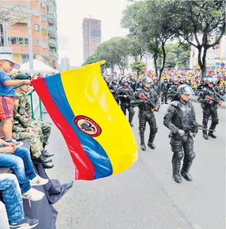  ?? JAIME MORENO VARGAS/ADN ?? Unos 2.000 hombres y mujeres de las Fuerzas Militares desfilaron en el Día de la Independen­cia ante santandere­anos en la carrera 27.