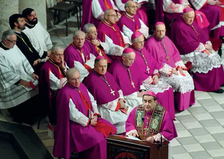  ??  ?? Sull’altare Mario Delpini, 66 anni, arcivescov­o di Milano dal luglio scorso, durante la cerimonia di ieri nella basilica di Sant’Ambrogio