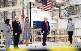  ?? Foto: AFP ?? Us-präsident Donald Trump (M.), seine Ehefrau Melania (3.v.l.) sowie Us-vizepräsid­ent Mike Pence (2.v.l.) und dessen Ehefrau Karen (l.) wollten dem Ereignis beiwohnen.