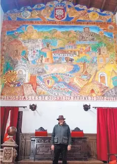  ??  ?? Frederico Vigil works on a fresco he’s completing in Alburquerq­ue, Spain. His work depicts “an intermingl­ing of what the people from Extremadur­a (a region of Spain that includes Alburquerq­ue) brought over (to New Mexico) and what they brought back.”