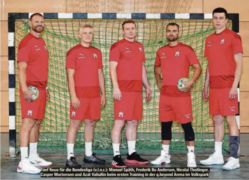  ??  ?? Fünf Neue für die Bundesliga (v.l.n.r.): Manuel Späth, Frederik Bo Andersen, Nicolai Theilinger, Casper Mortensen und Azat Valiullin beim ersten Training in der q.beyond Arena im Volkspark