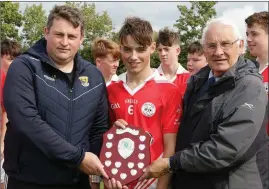  ??  ?? Noel Rowsome, the Monageer-Boolavogue captain, with David Tobin (Coiste na nOg Secretary) and Brendan Furlong of People Newspapers (sponsors).