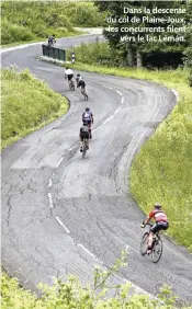  ??  ?? Dans la descente du col de Plaine-Joux, les concurrent­s filent vers le lac Léman.