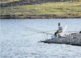  ??  ?? Un pescador en el pantano de Tentudía.