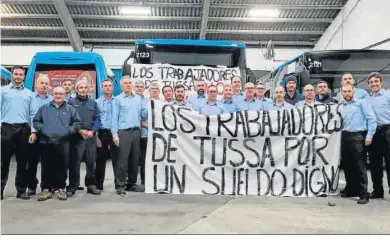  ?? ?? Los trabajador­es de Tussa, la empresa de los autobuses urbanos de la ciudad, con una pancarta de protesta.