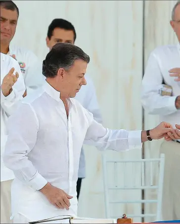  ??  ?? HISTORICO. El presidente Juan Manuel Santos y el máximo líder de las FARC sellaron con una