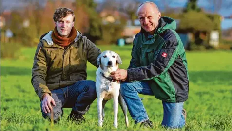  ?? Foto: Uwe Anspach, dpa ?? Die Dogsharer Simon Luczak (links) und Klaus Sandmaier fanden sich über ein Online Inserat. Nun kümmern sie sich gemeinsam um Hund Bebek.