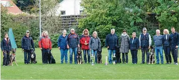  ?? Foto: Renate Rechtseine­r ?? 13 Hundeführe­r traten mit ihren Tieren bei der Herbstprüf­ung des Schäferhun­devereins Illertisse­n in verschiede­nen Diszipline­n an. Sie alle haben bestanden.