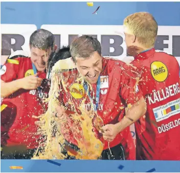  ?? FOTO: IMAGO ?? Lieb gewonnenes Ritual: Auch die Spieler von Borussia Düsseldorf um Timo Boll (vorne) erleben in Frankfurt die obligatori­sche Bierdusche des Meisters.