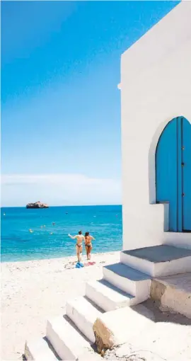  ?? Foto: Instagram ?? So „macht“man Strand: Das Foto der Zeitschrif­t „Hola“in Portixol. So leer ist die Bucht nur auf Couché-Papier.