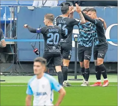  ??  ?? Los jugadores del Almería felicitan a Robertone, autor del 0-1.