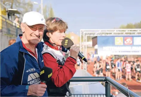  ?? RP-FOTO: DIETRICH JANICKI ?? Im vergangene­n Jahr moderierte Gisela Reuschenba­ch (rechts) gemeinsam mit ihrem Ehemann Artur Menzler den Mettmanner Duathlon.