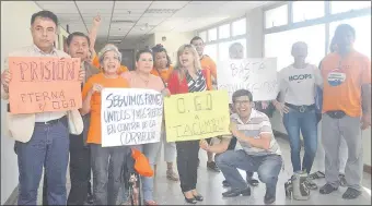  ??  ?? Grupo de ciudadanos que acudió ayer a la mañana al Palacio de Justicia, pidió que la justicia no otorgue beneficios y que los González Daher, padre e hijo, sigan presos.