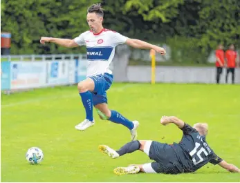  ?? FOTO: CHRISTIAN METZ ?? Oberzells Neuzugang Lennart Pohl (rechts) gegen Jonas Keller vom SC Pfullendor­f.