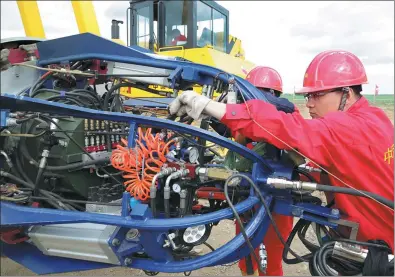  ?? SONG FULAI / XINHUA ?? Chinese workers test equipment used in the constructi­on of the eastern route of the China-Russia natural gas pipeline in Heihe, Heilongjia­ng province, in Northeast China. The pipeline, one of the world’s largest energy projects, symbolizes Sino-Russian...