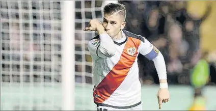  ??  ?? Adrián Embarba, de 27 años, cumple su séptima temporada en el Rayo Vallecano y en la actual es indiscutib­le para su entrenador Paco Jémez