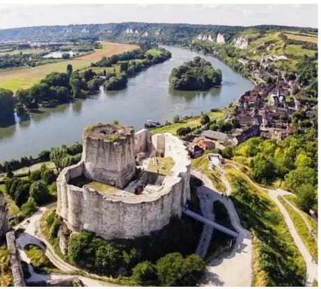  ??  ?? Le château Gaillard, aux Andelys, est l’un des dix sites les plus visités dans l’Eure. D’ici 2020, il sera également relié à Giverny par une piste cyclable. À terme, le trajet « Seine à vélo » s’étendra de Paris à Honfleur.