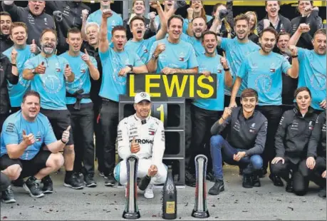  ?? GETTY IMAGES ?? Mercedes’ Lewis Hamilton (centre) won the last race at the Baku City Circuit in Azerbaijan but the Briton admitted that luck played a part in his victory.