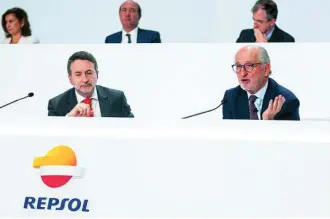  ?? ?? El presidente de Repsol, Antonio Brufau (dcha.), y el consejero delegado, Josu Jon Imaz, en la junta de accionista­s