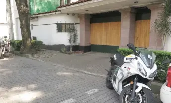  ??  ?? Dos escoltas con traje, dos motociclet­as y una patrulla estacionad­as, resguardan el frente del domicilio del cardenal Norberto Rivera; además, una camioneta de la policía hace rondines constantes por la zona.